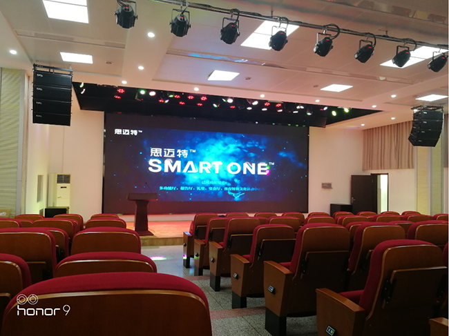  ● 应用于郑州四十三中演播厅的SMART ONE思迈特